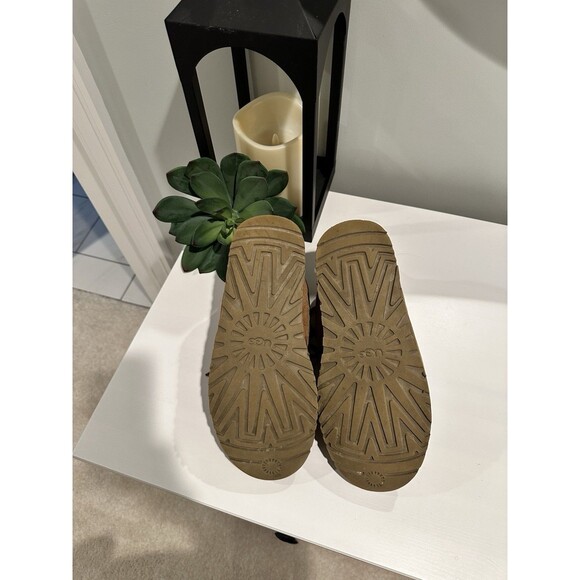 UGG Australia 3236 Chukka Neumel Men’s Suede Boots Size 9/ 10.5 Women- Chestnut